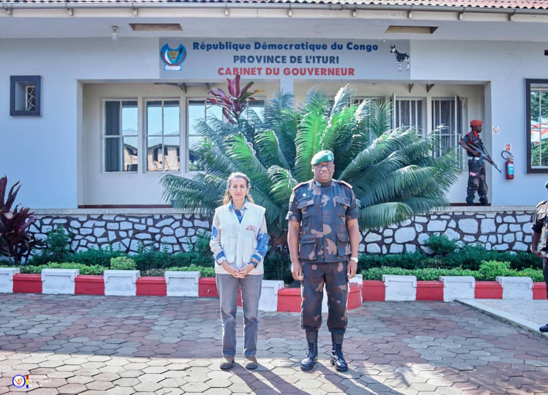 La Responsable de Programme de MSF/Suisse Stéphanie Giandonato et le Gouverneur militaire, Lt Gen Luboya N'Kashama, Photo Cellcom Gouvernorat Ituri, Décembre 2024