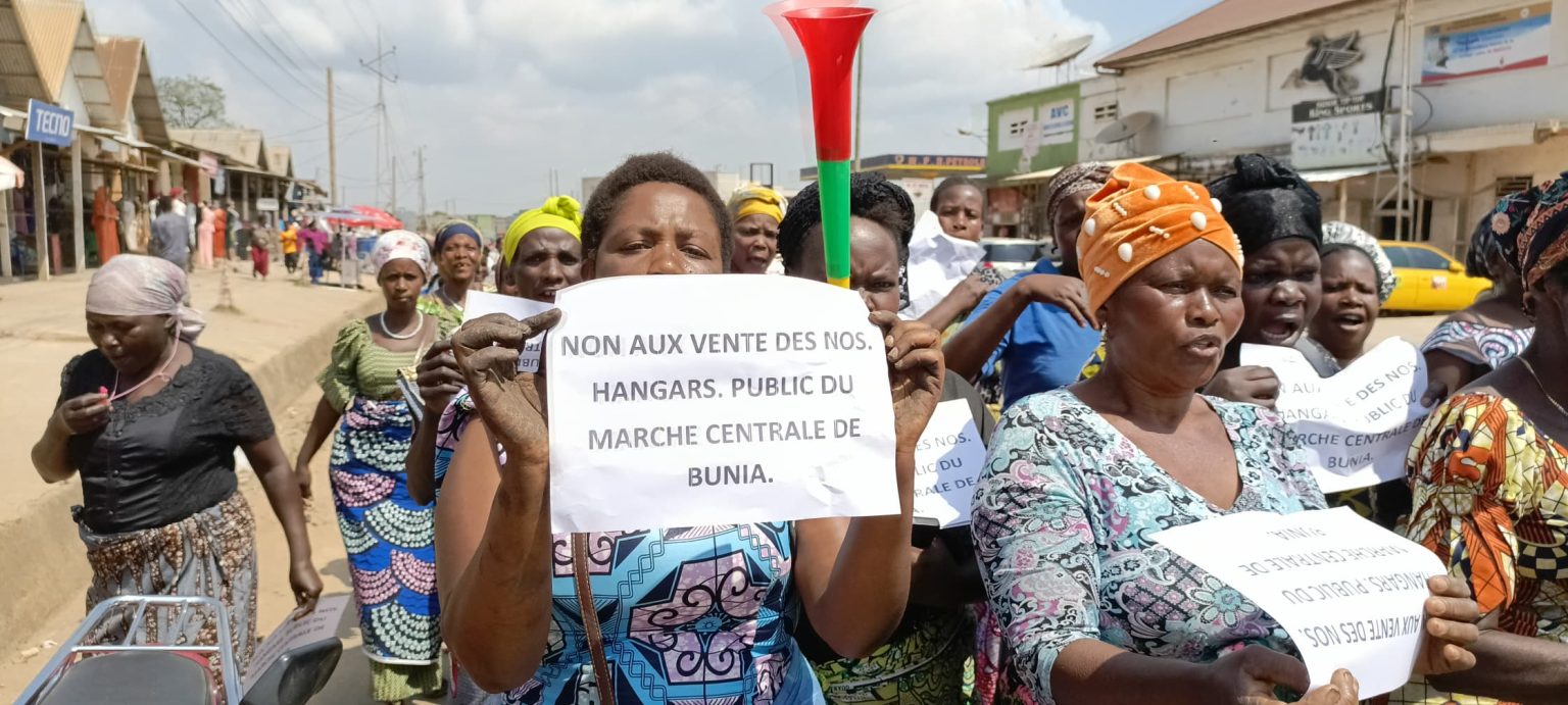 Des femmes vendeuses du marché central de Bunia en pleine manifestation sur le boulevard de libération. Photo Visibilité Média Pro, 10 décembre 2024.