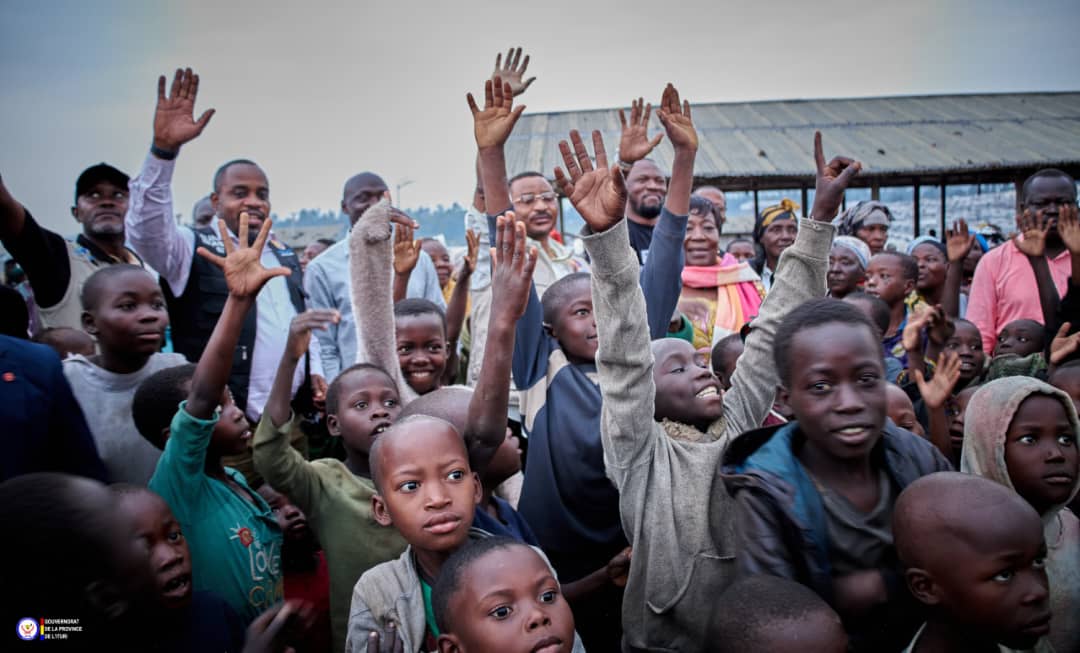 Les déplacés du site de Kigonze avec le staff de Fonarev, Photo Blanchard Yuma, Décembre 2024