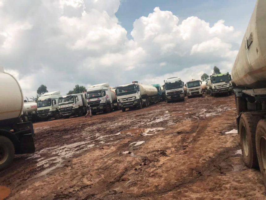 Camions citernes stationnés à l'entrepôt de la DGDA MAHAG, Photo Jean Maurice Udaga, Août 2025.