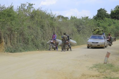 Un militaire des FARDC perçoit de l’argent auprès des motocyclistes sur l’axe Bunia-Komanda. Photo : Visibilité Média Pro.