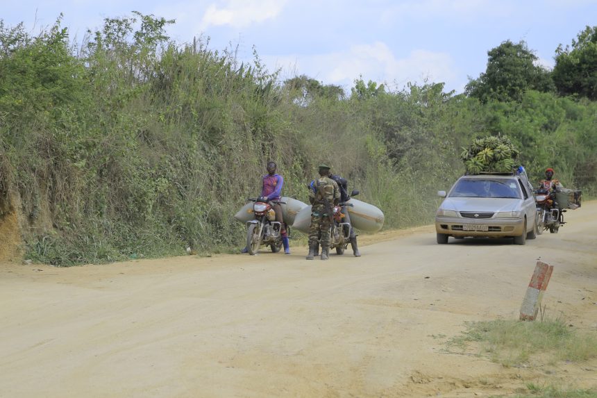 Un militaire des FARDC perçoit de l’argent auprès des motocyclistes sur l’axe Bunia-Komanda. Photo : Visibilité Média Pro.