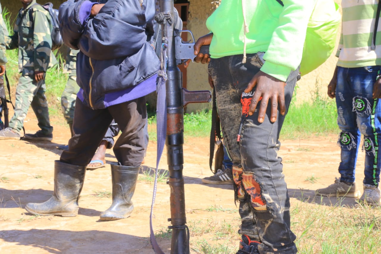 Légende Des combattants CODECO regroupés à Djugu pour leur désarmement.