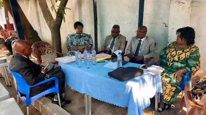 Les membres du conseil d'administration de l' Office National de la Pêche et de l' Aquaculture(ONAPA-RDC), sous l'arbre, photo: 2025.