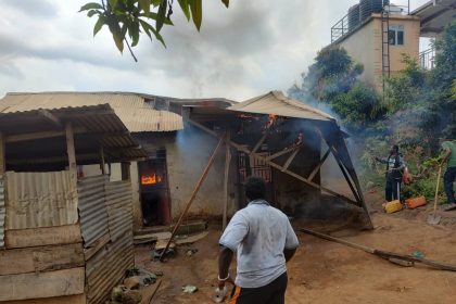 Incendie d'une maison d'habitation à la police de frontière, avenue mussa, Quartier Hoho, photo Eugène Laro, 12 octobre 2025.
