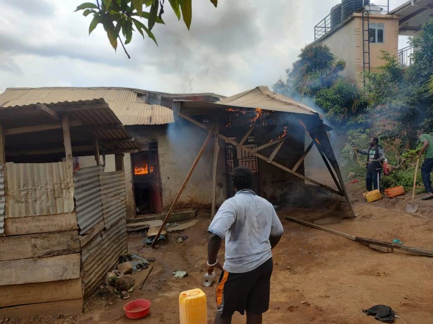 Incendie d'une maison d'habitation à la police de frontière, avenue mussa, Quartier Hoho, photo Eugène Laro, 12 octobre 2025.