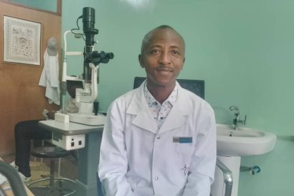 Dr Dieudonné Musubao Ophtalmologue occulaire aide vision -Bunia, photo Eugène Laro, 14 octobre 2025.