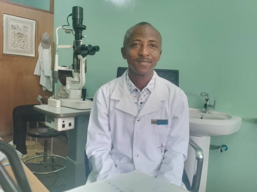 Dr Dieudonné Musubao Ophtalmologue occulaire aide vision -Bunia, photo Eugène Laro, 14 octobre 2025.