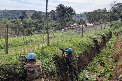 Des Casques bleus bangladais postés dans une tranchée pendant l’attaque des miliciens CODECO à Djugu.