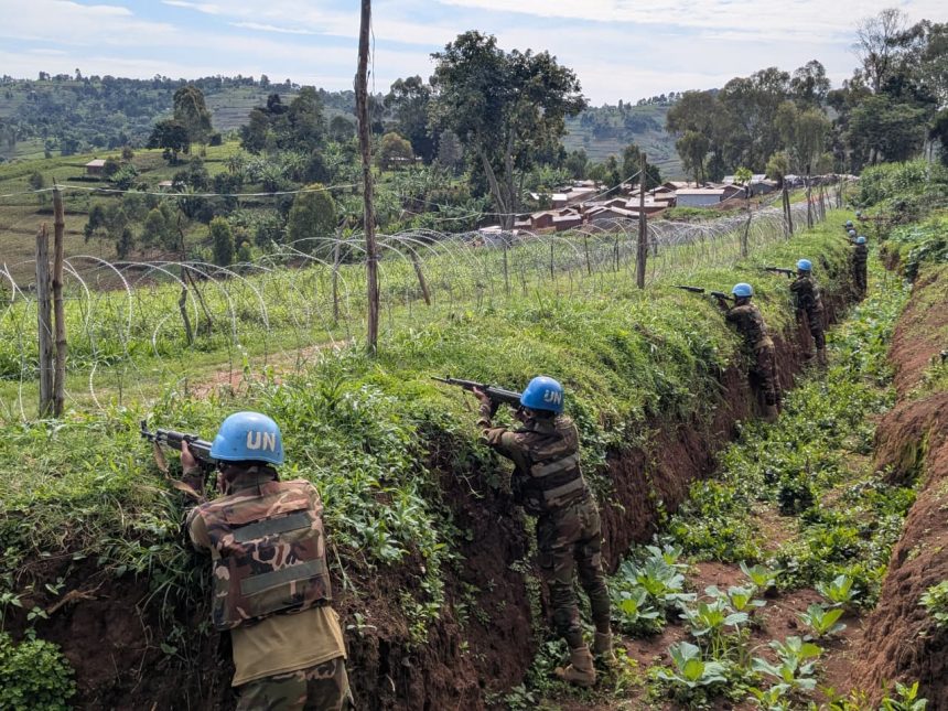 Des Casques bleus bangladais postés dans une tranchée pendant l’attaque des miliciens CODECO à Djugu.