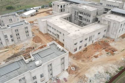 Les bâtiments modernes de l’Université de Bunia (UNIBU) en cours de construction sur le site de Tsere.