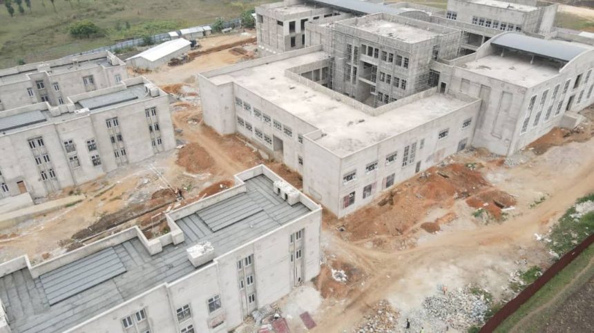 Les bâtiments modernes de l’Université de Bunia (UNIBU) en cours de construction sur le site de Tsere.