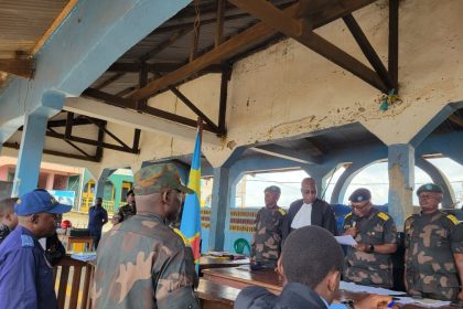 Les deux officiers radiés à la barre lors de leurs condamnations, à l'audience publique tenue à la tribune centrale de Bunia, photo, vérité Johnson de Bunia actualité, 15 octobre 2025.