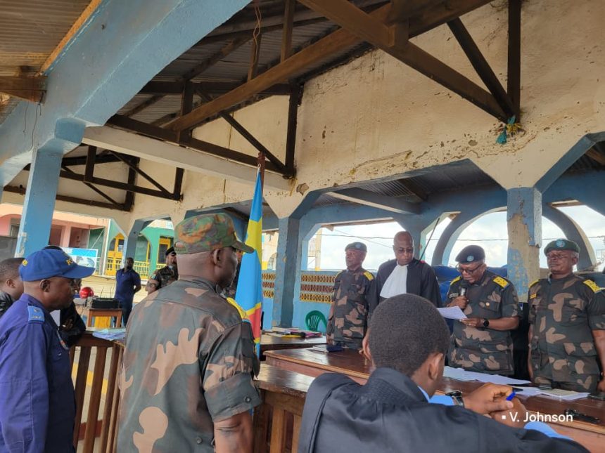 Les deux officiers radiés à la barre lors de leurs condamnations, à l'audience publique tenue à la tribune centrale de Bunia, photo, vérité Johnson de Bunia actualité, 15 octobre 2025.