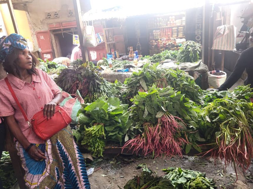 Photo de madame Adokorac, une des marchandes de légumes au marché central de Bunia, photo, Jérémie Kaseke, 15 octobre 2025.