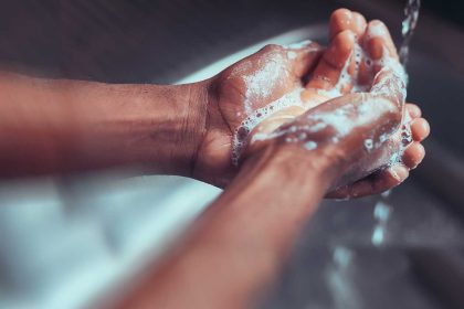 Une bonne pratique de se lever les mains, photo 2024.