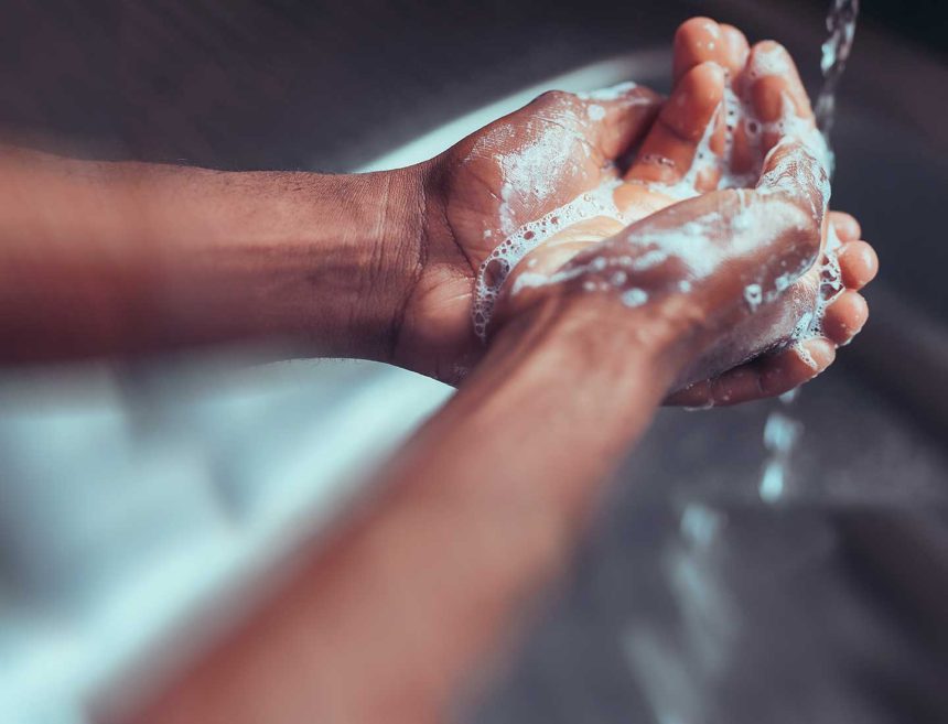 Une bonne pratique de se lever les mains, photo 2024.