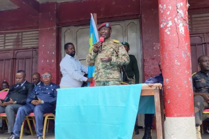 L'administrateur intérimaire d'irumu Colonel Mande Bwemba Robert, en plein meeting à Kasenyi, chef lieu du secteur de Bahamas, photo Joab-Tibamwenda, 21 octobre 2025.