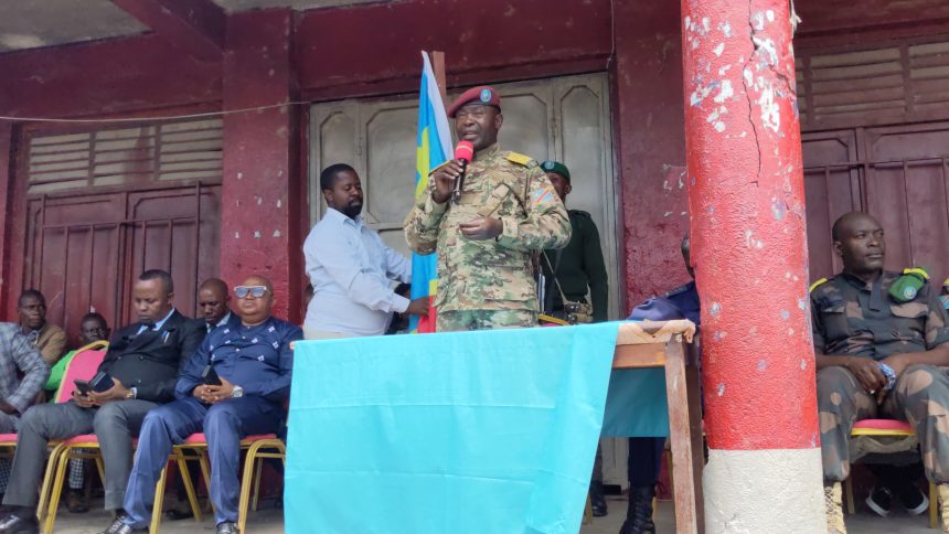 L'administrateur intérimaire d'irumu Colonel Mande Bwemba Robert, en plein meeting à Kasenyi, chef lieu du secteur de Bahamas, photo Joab-Tibamwenda, 21 octobre 2025.