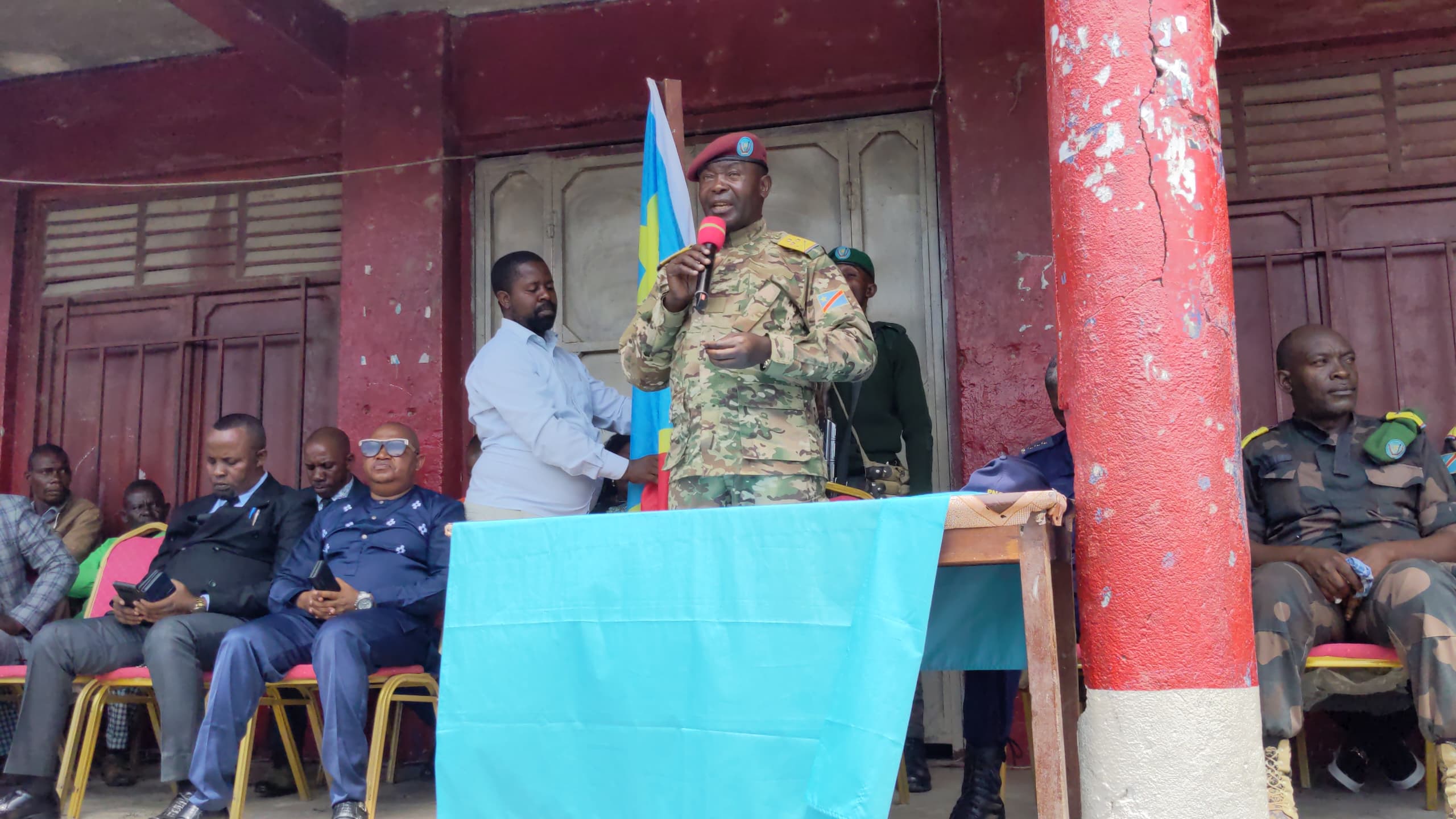 L'administrateur intérimaire d'irumu Colonel Mande Bwemba Robert, en plein meeting à Kasenyi, chef lieu du secteur de Bahamas, photo Joab-Tibamwenda, 21 octobre 2025.