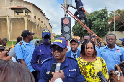 Le Commissaire Supérieur Mbuy Kola, le maire de la ville et Irène Bubulenga lors de la cérémonie d’inauguration du panneau de signalisation lumineux au rond-point ANR. Ph° Joël Heri Budjo, octobre 2025.