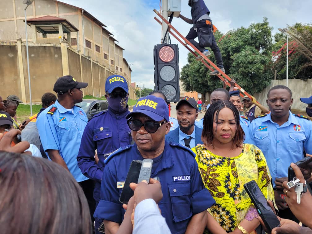 Le Commissaire Supérieur Mbuy Kola, le maire de la ville et Irène Bubulenga lors de la cérémonie d’inauguration du panneau de signalisation lumineux au rond-point ANR. Ph° Joël Heri Budjo, octobre 2025.