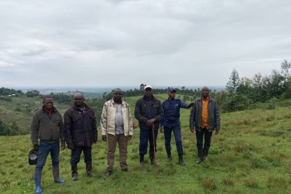 Le directeur provincial de l'ACOOPELI, à son côté l'administrateur de l'ACOOPELI Mahagi-ouest et ses membres, dans le pâturage de ZAA MONA en chefferie des Djukoth, photo Jean Maurice Udaga, octobre 2025