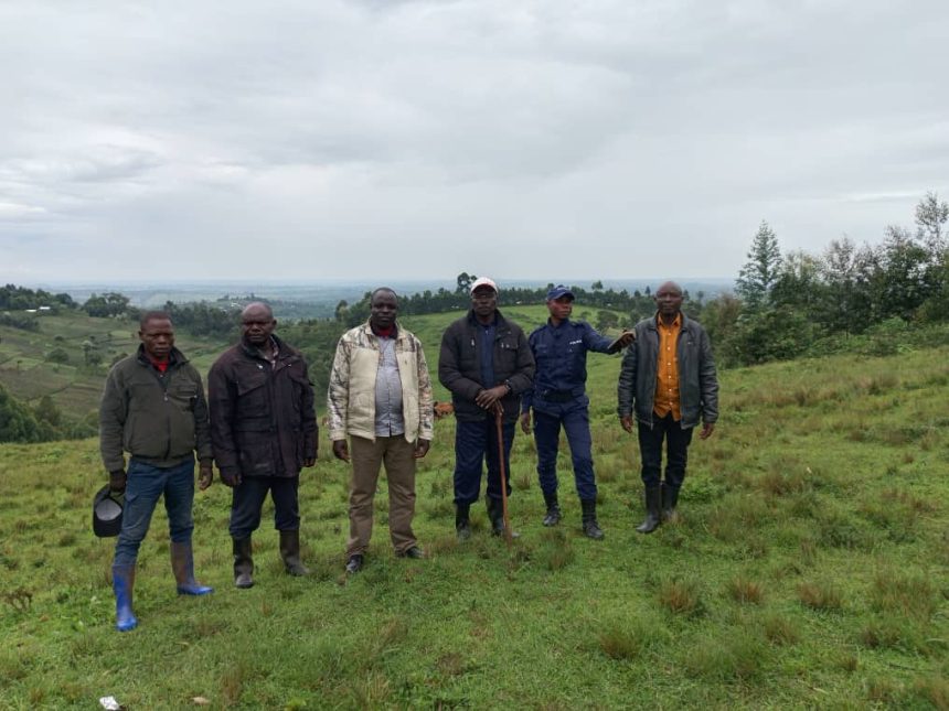 Le directeur provincial de l'ACOOPELI, à son côté l'administrateur de l'ACOOPELI Mahagi-ouest et ses membres, dans le pâturage de ZAA MONA en chefferie des Djukoth, photo Jean Maurice Udaga, octobre 2025