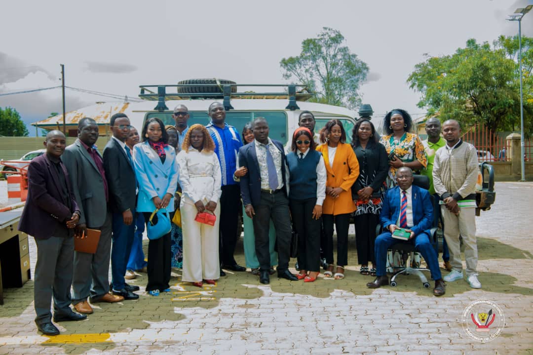 Les cadres et agents du FNPSS après la réception du matériel du bureau, Photo Celcom Gouvernorat Ituri, Octobre 2025
