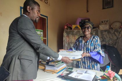 La remise de diplôme de mérite à la directrice de la Radio Tangazeni Kristo(RTK-BUNIA) par la famille Amani Universelle, Ph Eugène Laro, 30 octobre 2025.