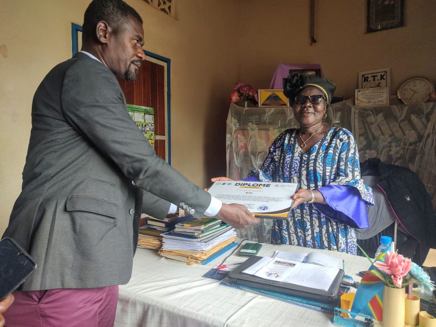 La remise de diplôme de mérite à la directrice de la Radio Tangazeni Kristo(RTK-BUNIA) par la famille Amani Universelle, Ph Eugène Laro, 30 octobre 2025.