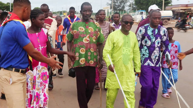 Des personnes vivant avec handicape Visuel marchent avec la canne blanche, photo 2022.