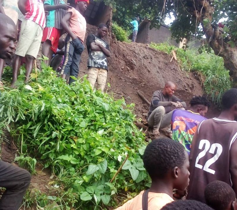 Fouille des corps des personnes décédées après l'éboulement de terre dans le camp des pêches de Ndawe, chefferie des Mokambo en territoire de Mahagi. Photo d'illustration : visibilitemediapro.cd, novembre 2025