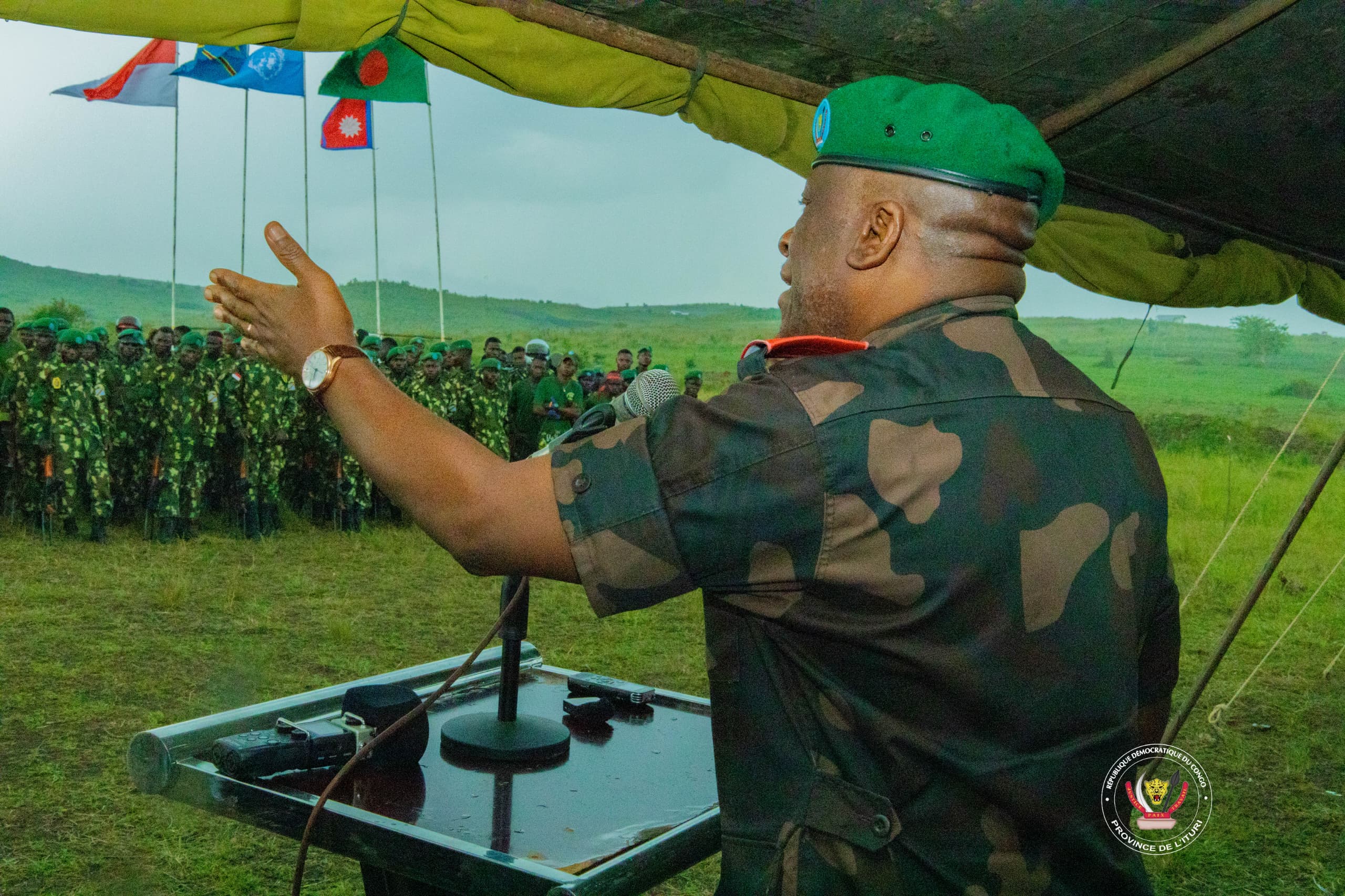 Le gouverneur militaire de l' Ituri-, Lieutenant général Johnny Luboya N'Kanshama, s'adressant au bataillon Tigre, lors de la cérémonie de clôture de formation à Diango,Ph Celcom Gouvernorat Ituri, 5 novembre 2025.