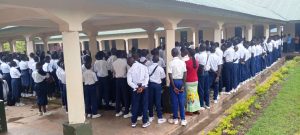 Les élèves du complexe scolaire Lac Albert de Mahagi au salut au drapeau, photo Jean Maurice Udaga, septembre 2025