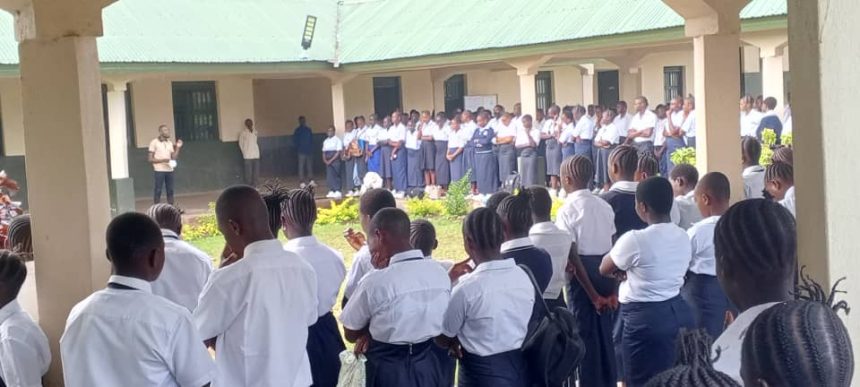 Les élèves du complexe scolaire Lac Albert de Mahagi au salut au drapeau, photo Jean Maurice Udaga, septembre 2025