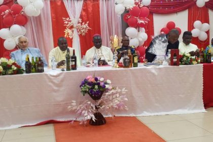 L'administrateur militaire adjoint de Mahagi, col Tumba Kalala Claude, Mgr Sosthene Ayikuli Adjua et d'autres religieux, dans la salle d'accueil de la Caritas développement Mahagi-Nioka, Photo Jean Maurice Udaga, Novembre 2025