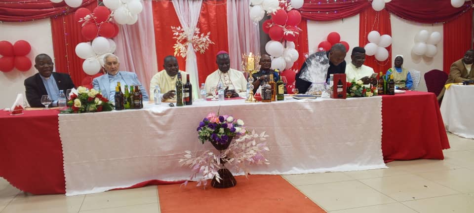 L'administrateur militaire adjoint de Mahagi, col Tumba Kalala Claude, Mgr Sosthene Ayikuli Adjua et d'autres religieux, dans la salle d'accueil de la Caritas développement Mahagi-Nioka, Photo Jean Maurice Udaga, Novembre 2025