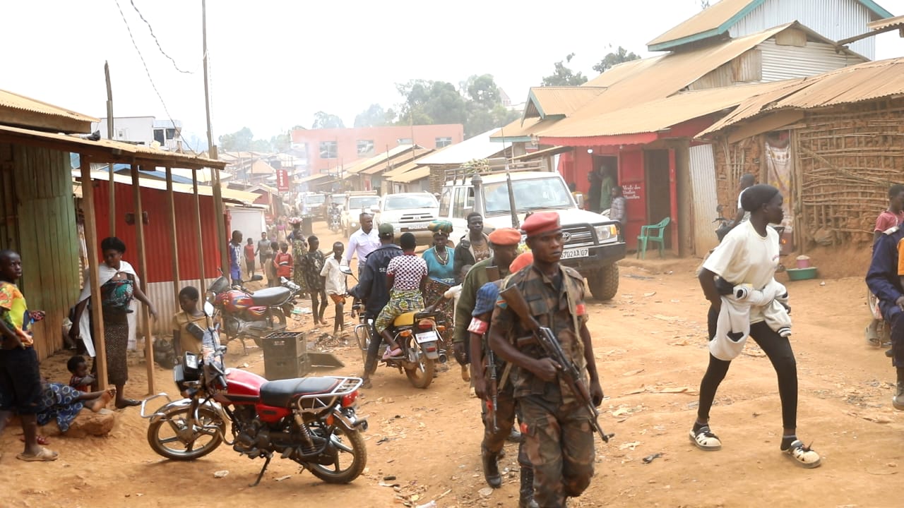 Rue de Mabanga, une cité minière du territoire de Djugu. Photo : Visibilité Media Pro, 15 janvier 2025.