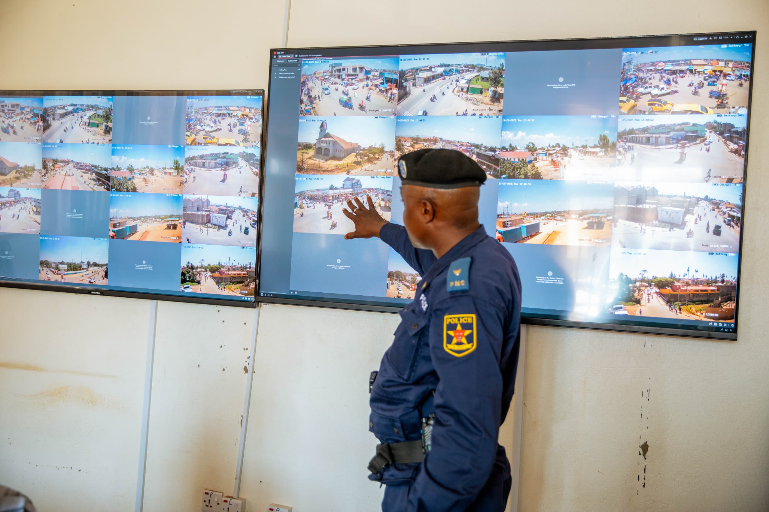 Le major Jean-Claude Mukendi analyse les images transmises par les caméras de surveillance installées dans plusieurs points stratégiques de la ville de Bunia. Photo MONUSCO, 25 novembre 2025.