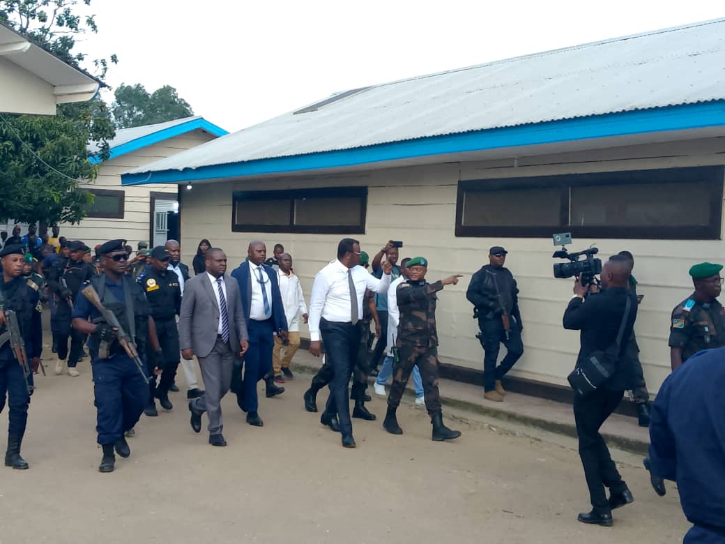 Vice-Premier Ministre en charge de la Fonction publique, Jean-Pierre Lihau, visite des militaires blessés à l'hôpital d'IMIR. Crédit photo : Patrick Ndibu, novembre 2025