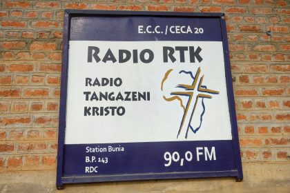 Pancarte fixée sur le mur du bâtiment administratif de la Radio Tangaze Kristo-Bunia (RTK-BUNIA),Ph Eugène Laro 07 novembre 2025.