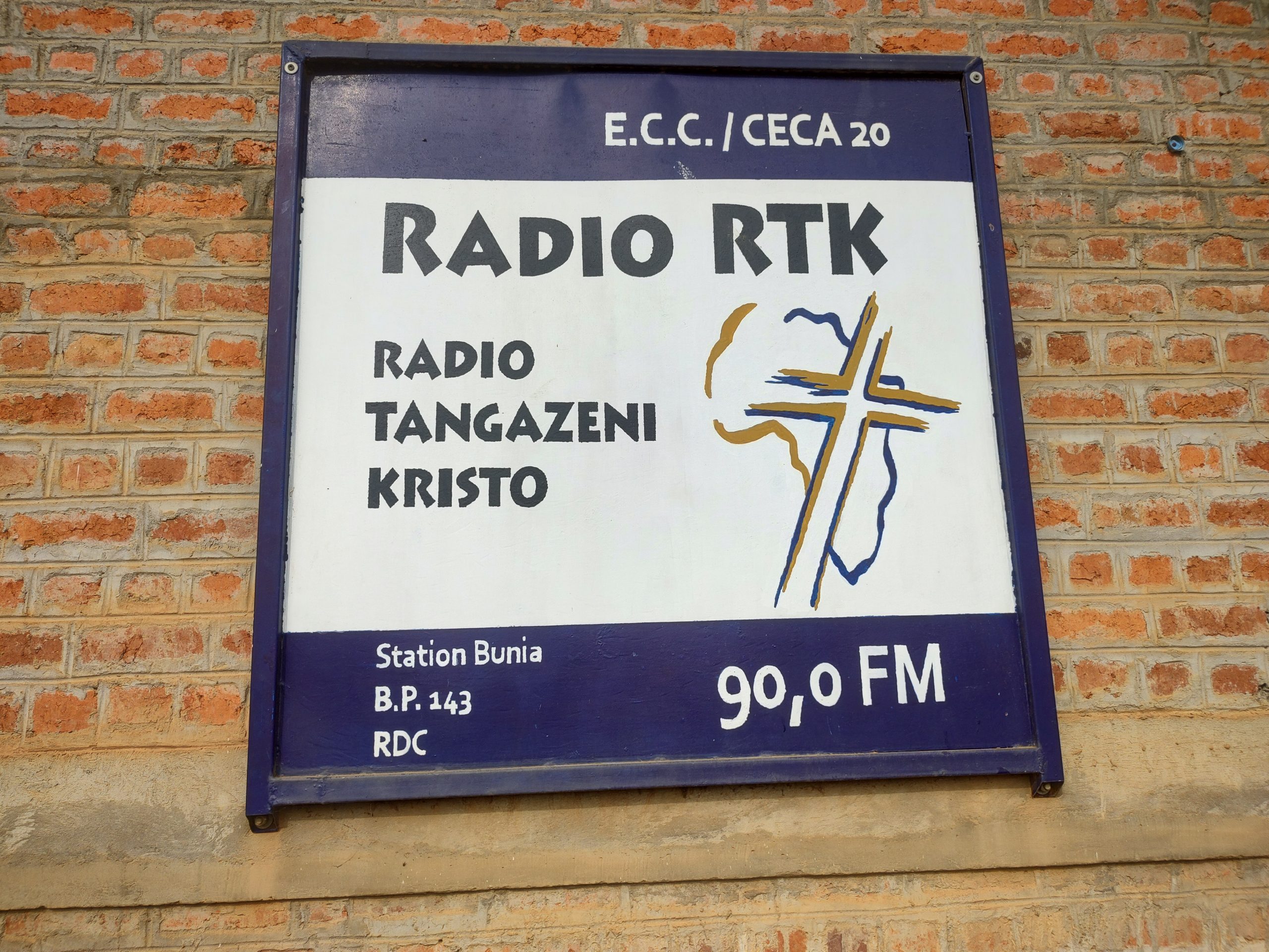 Pancarte fixée sur le mur du bâtiment administratif de la Radio Tangaze Kristo-Bunia (RTK-BUNIA),Ph Eugène Laro 07 novembre 2025.