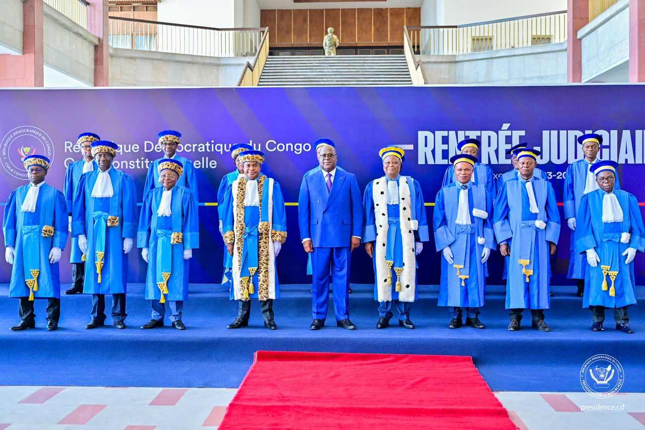 Le chef de l'Etat Félix Antoine Tshisekedi avec les juges de la cour constitutionnelle de la RDC, lors de la rentrée judiciaire 2023-2024.