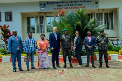 Le gouverneur militaire de l’Ituri et la délégation de Save the Children, Photo Celcom Gouvernorat Ituri, Décembre 2025