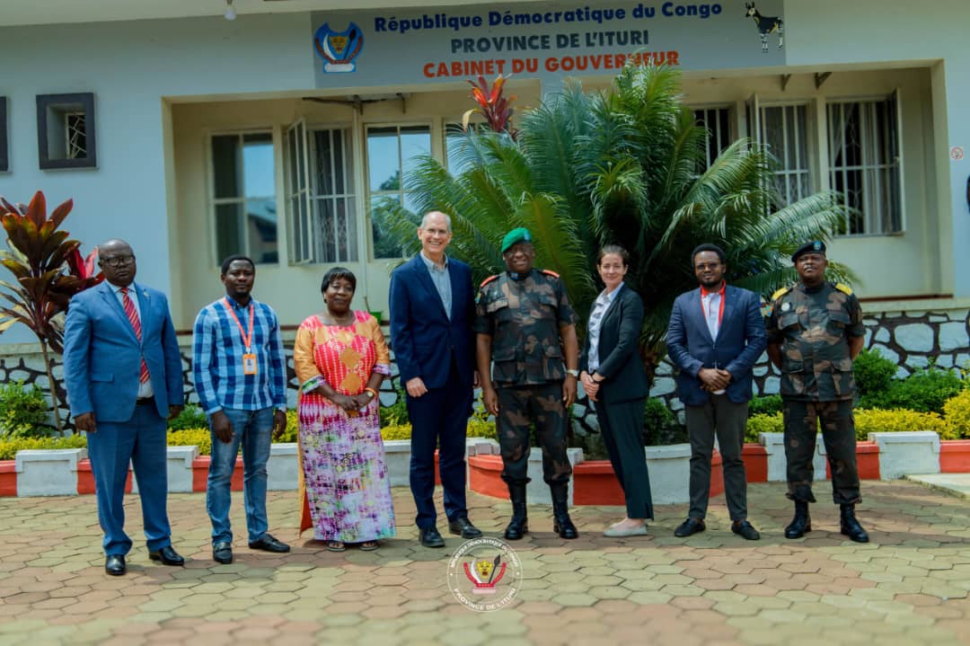 Le gouverneur militaire de l’Ituri et la délégation de Save the Children, Photo Celcom Gouvernorat Ituri, Décembre 2025