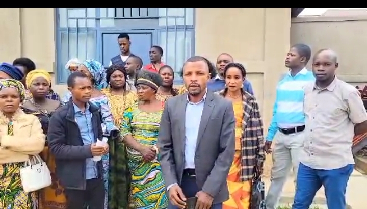 Les enseignants de l’école primaire Sukisa en visite auprès des enfants orphelins à l’orphelinat Saint-Nicolas de Bunia. Ph. 17 décembre 2025.