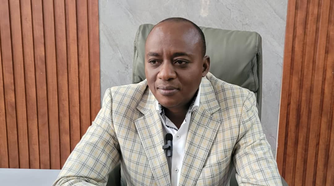 Daniel Mugisa, président des pétroliers de l' Ituri, pendant l'échange avec la presse de Bunia. Ph. Joel Heri. 18 Décembre 2025.