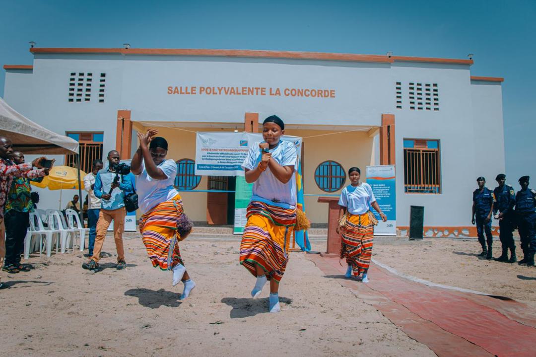 Remise officielle de la salle polyvalente La Concorde, construite à Tchomia par le Fonds au profit des victimes de la CPI. Ph: visibilite media pro, 08 décembre 2025.