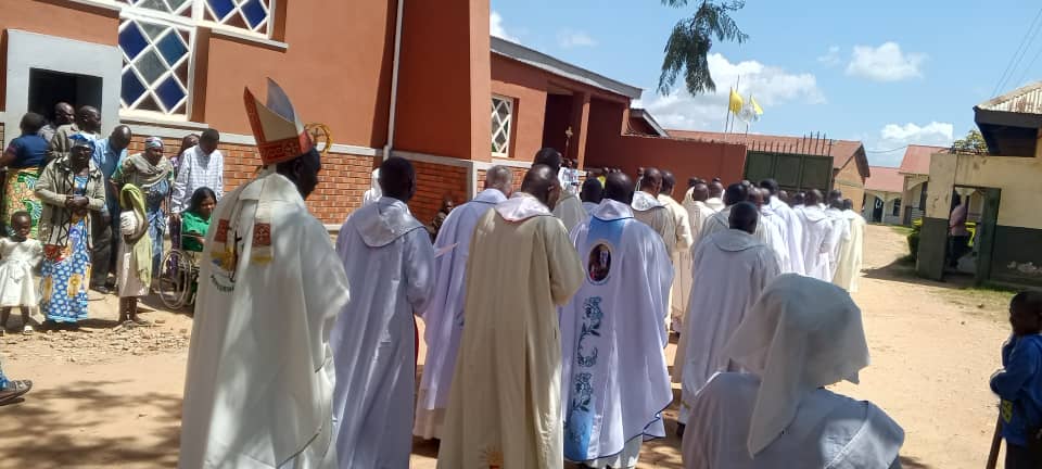 Sosthene Ayikuli Adjua, évêque du Diocèse de Mahagi-Nioka, précédé par les abbés de son Diocèse sur la cour de la cathédrale notre dame de Lourdes de Mahagi, photo d'illustration : Jean Maurice Udaga, novembre 2025